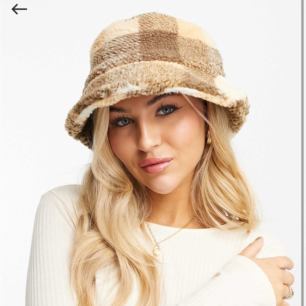 Faux fur bucket hat in camel